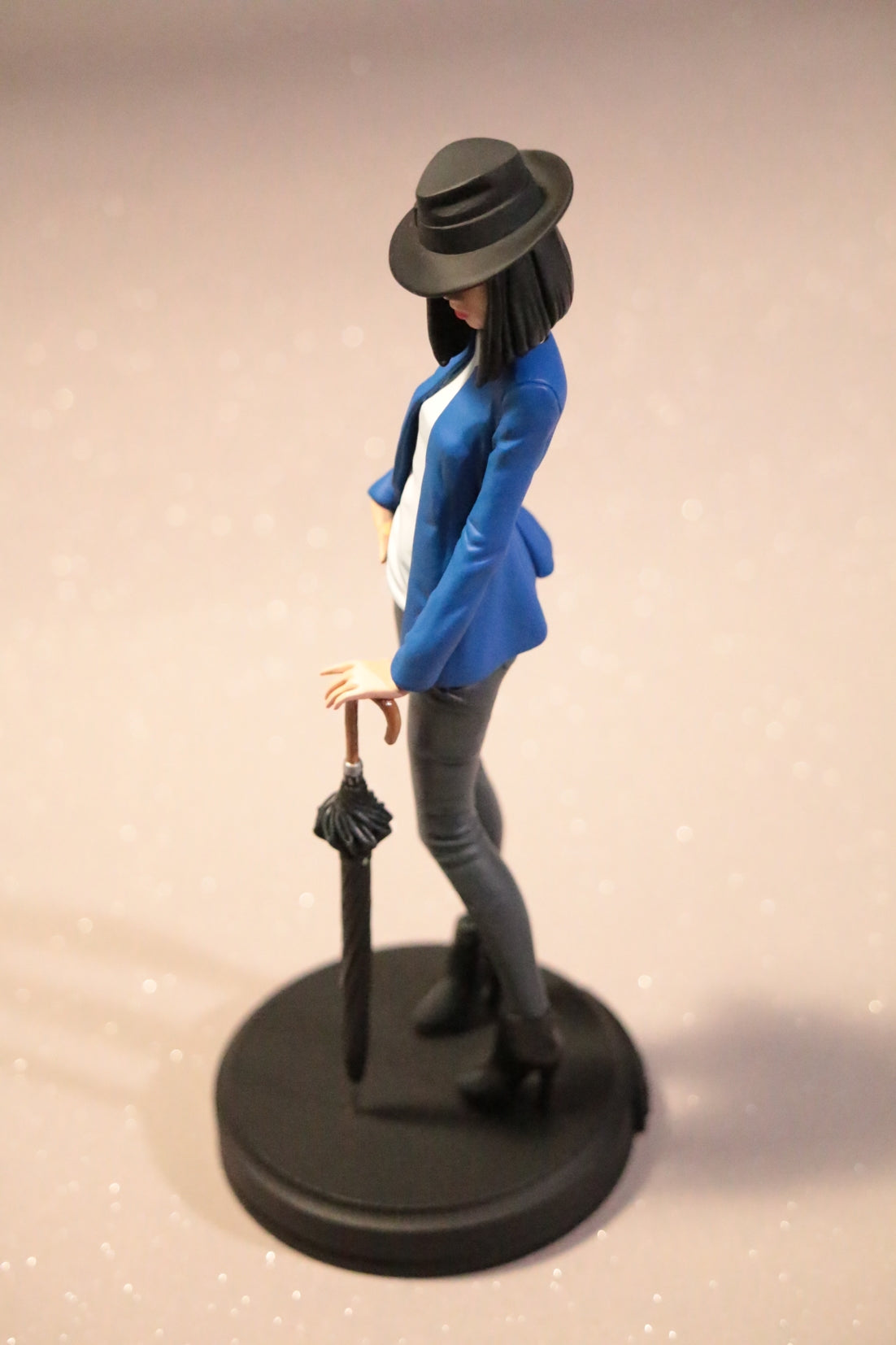 Femme au chapeau noir