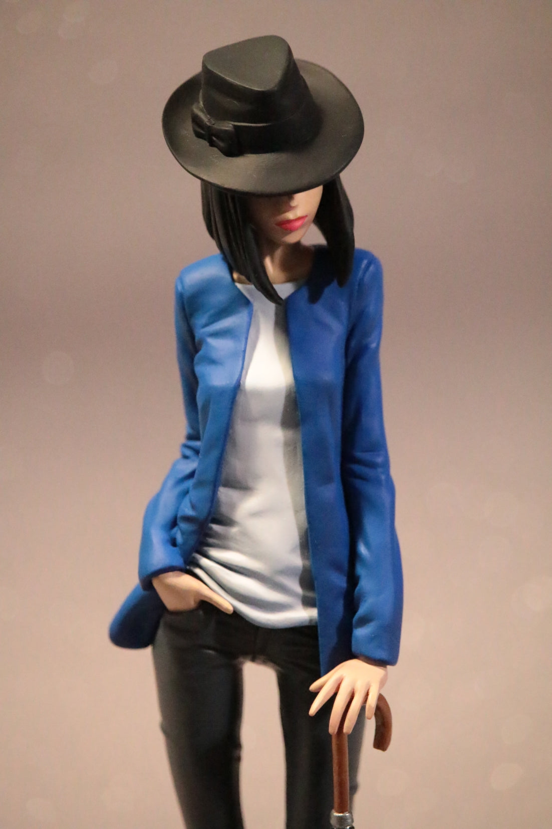 Femme au chapeau noir