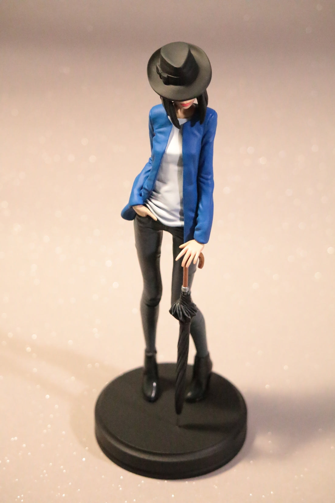 Femme au chapeau noir