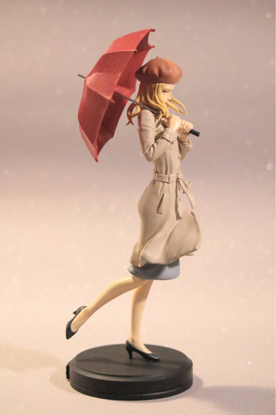 Femme au parapluie rouge