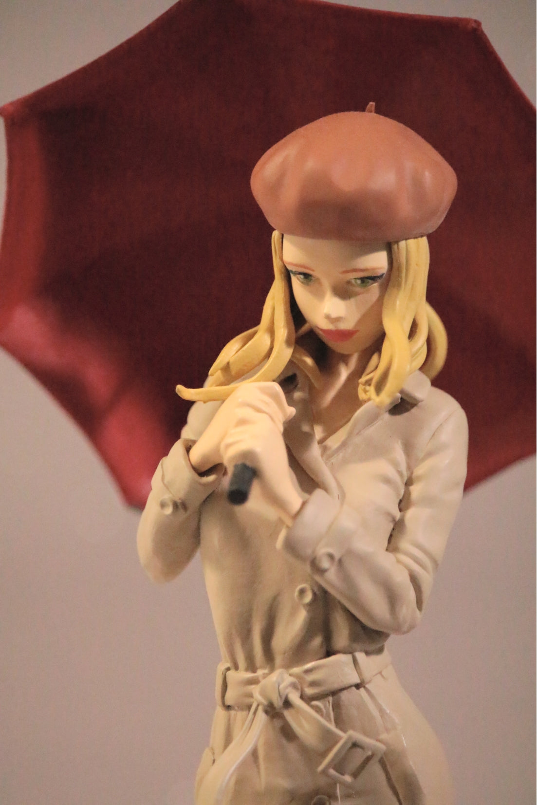 Femme au parapluie rouge