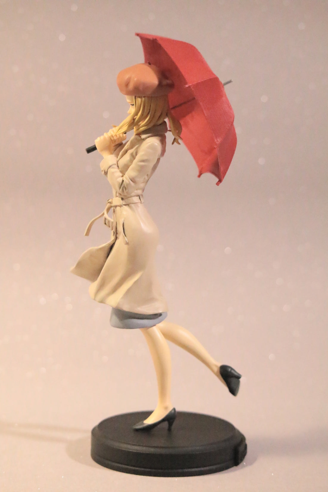 Femme au parapluie rouge